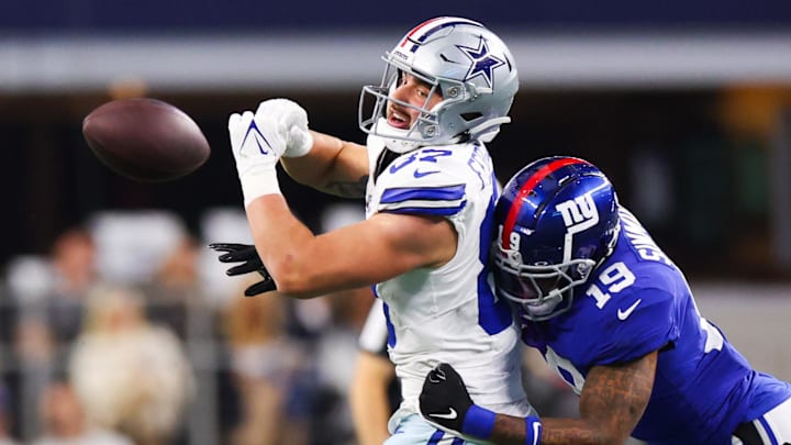 Nov 12, 2023; Arlington, Texas, USA; Dallas Cowboys tight end Jake Ferguson (87) cannot make a catch as New York Giants safety Isaiah Simmons (19) defends during the first quarter at AT&T Stadium. Mandatory Credit: Kevin Jairaj-Imagn Images
