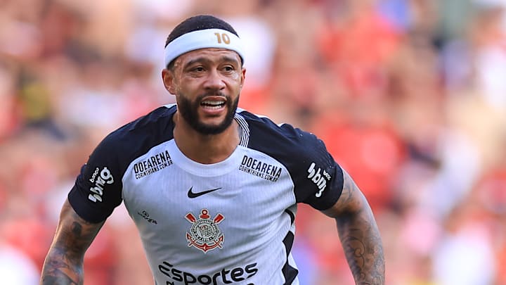 Memphis Depay segue tratando de lesão no Corinthians