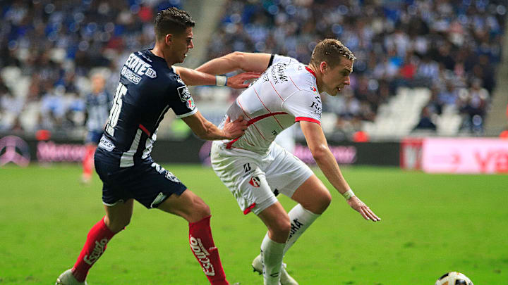 Julio Furch y Héctor Moreno en la pelea de un balón. Julio Furch y Héctor Moreno en la pelea de un balón.