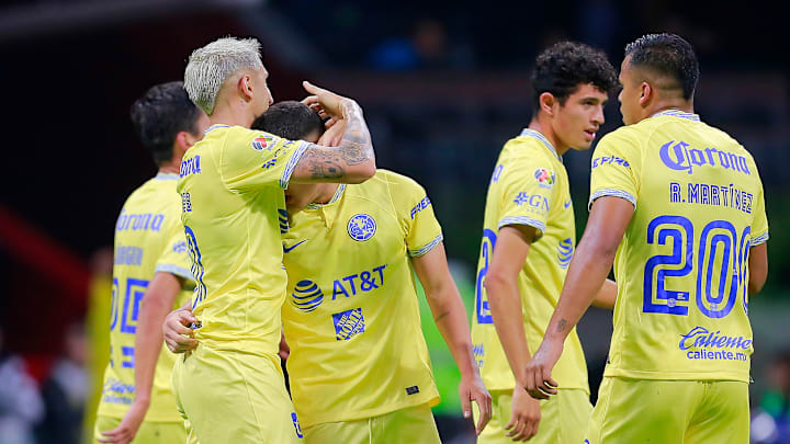 Jugadores del América celebran un gol.