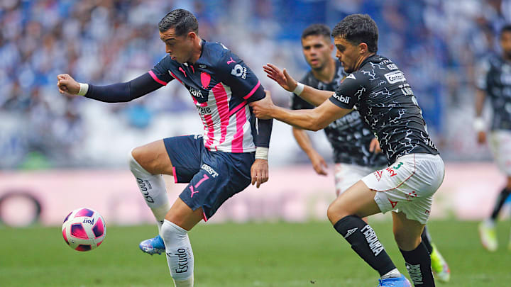 Rogelio Funes Mori controla un balón ante la marca de Oliveros.