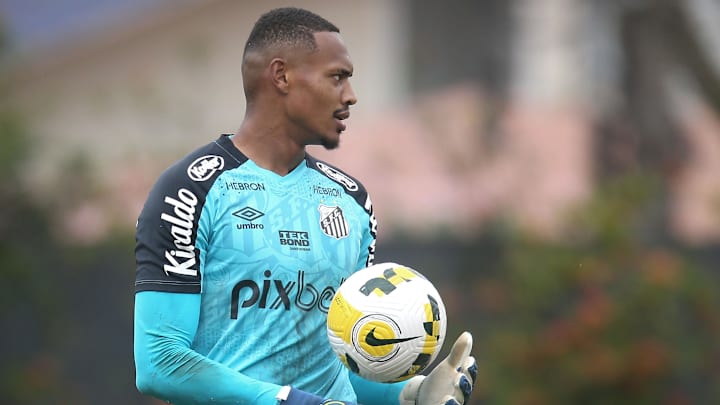 Novo goleiro do Internacional, John diz que já mostrou qualidade e fala em disputa sadia no Beira-Rio: 'Quem ganha é o Inter”. 