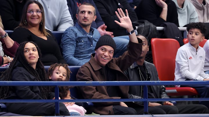 Mbappé acclamé par les supporters du PSG Handball