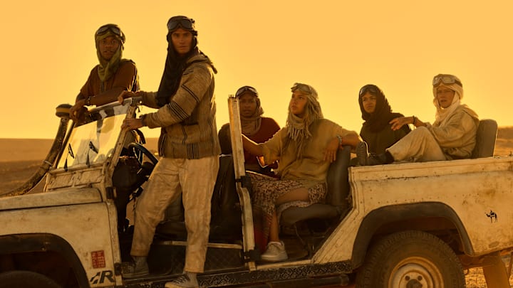 Outer Banks. (L to R) Jonathan Daviss as Pope, Chase Stokes as John B, Carlacia Grant as Cleo, Madelyn Cline as Sarah Cameron, Madison Bailey as Kiara, Rudy Pankow as JJ in episode 410 of Outer Banks