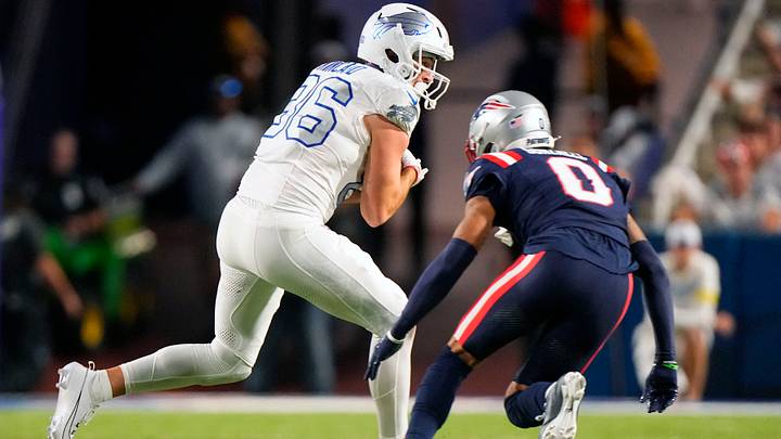 Oct. 5, 2025; Orchard Park, New York, USA; Buffalo Bills' tight end Dalton Kincaid (86) makes a catch in front of New England Patriots' cornerback Christian Gonzalez (0) during the first half at Highmark Stadium.