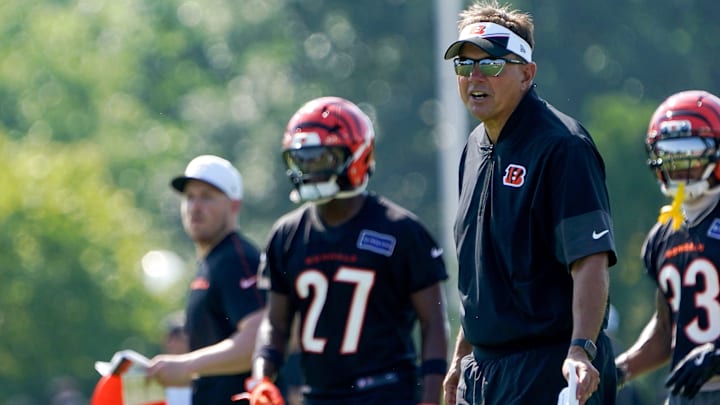 Cincinnati Bengals defensive coordinator Al Golden coaches players during training camp, Wednesday, July 23, 2025, at the Kettering Health Bengals Practice Fields in Downtown Cincinnati.