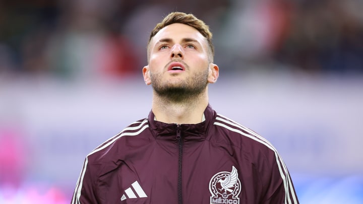 Santiago Giménez saldría del Feyenoord para la siguiente temporada 