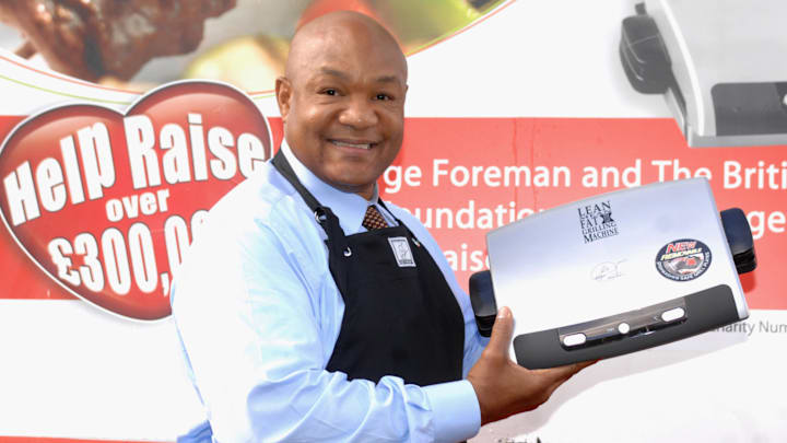 George Foreman lanzó una línea de parrillas para uso doméstico que lo convirtió en millonario