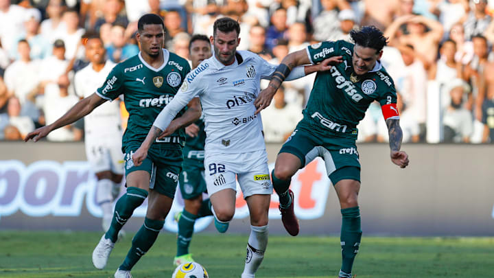 Gustavo Gómez teve um grande jogo contra o Santos, na Vila