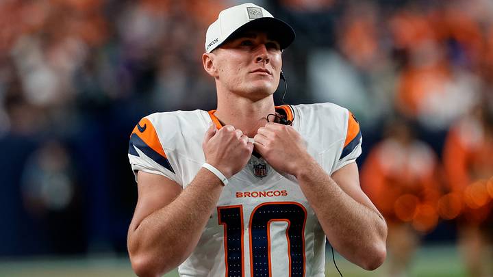 Denver Broncos quarterback Bo Nix (10) in the fourth quarter against the Green Bay Packers at Empower Field at Mile High. 