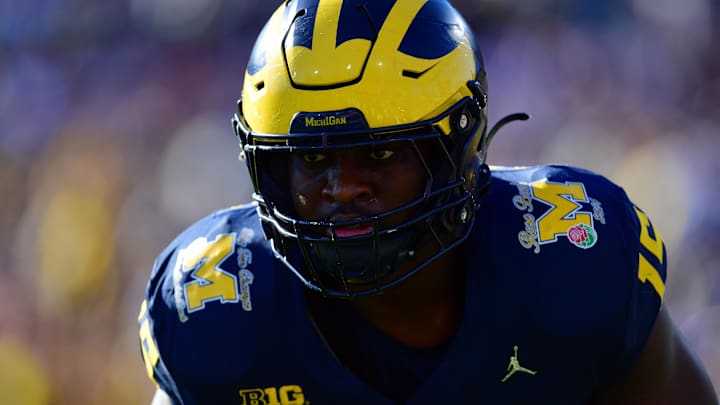 Michigan Wolverines linebacker Ernest Hausmann (15) warms up