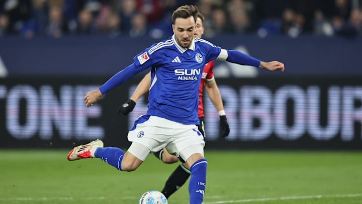 Kenan Karaman im Schalke-Trikot. Es wird noch etwas dauern, bis die königsblauen Fans das Bild wieder sehen können.