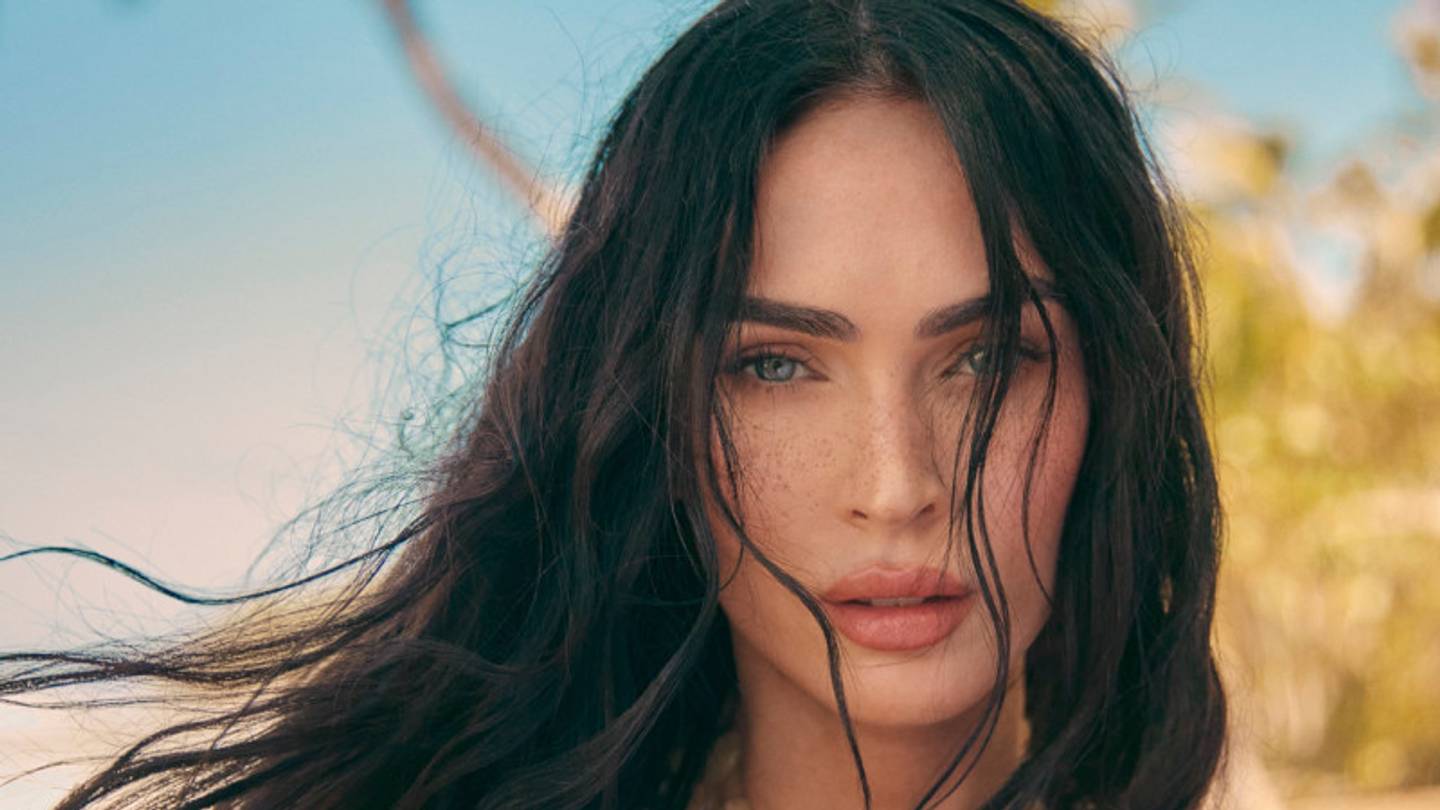 ミーガン・フォックスの最新の大胆なインスタグラムカルーセルは、彼女のSI水着撮影を微妙にうなずいている