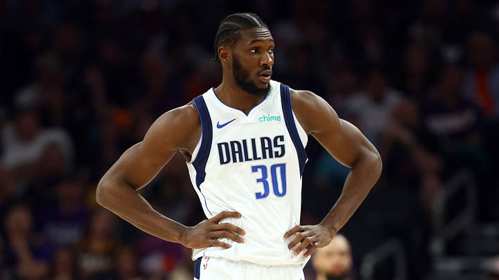 Apr 8, 2026; Phoenix, Arizona, USA; Dallas Mavericks center Moussa Cisse (30) against the Phoenix Suns at Mortgage Matchup Center. Apr 8, 2026; Phoenix, Arizona, USA; Dallas Mavericks center Moussa Cisse (30) against the Phoenix Suns at Mortgage Matchup Center.