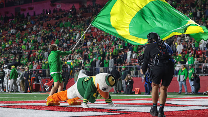 Oct 18, 2025; Piscataway, New Jersey, USA;  The Oregon Ducks does push ups after a touchdown during the second half against the Oregon Ducks at SHI Stadium. Mandatory Credit: Vincent Carchietta-Imagn Images