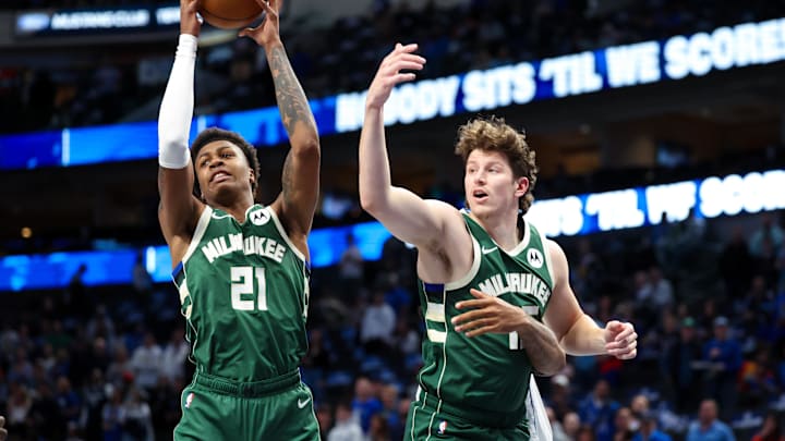Oct 17, 2024; Dallas, Texas, USA; Milwaukee Bucks forward Tyler Smith (21) grabs the ball during the first half against the Dallas Mavericks at American Airlines Center. Mandatory Credit: Kevin Jairaj-Imagn Images Oct 17, 2024; Dallas, Texas, USA; Milwaukee Bucks forward Tyler Smith (21) grabs the ball during the first half against the Dallas Mavericks at American Airlines Center. Mandatory Credit: Kevin Jairaj-Imagn Images