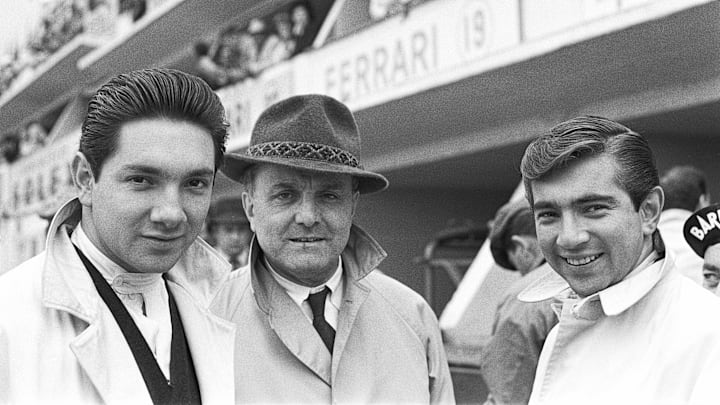 Los pilotos Pedro y Ricardo Rodríguez (uno en cada punta de la foto) 