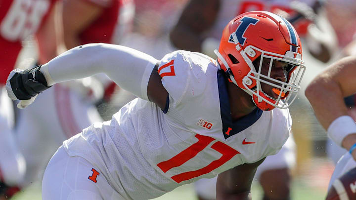Illinois linebacker Gabe Jacas (17) pursues Wisconsin quarterback Graham Mertz (5) on Saturday, October 1, 2022, at Camp Randall Stadium in Madison, Wis. Tork Mason/USA TODAY NETWORK-Wisconsin

Usat Wisconsin Vs Illinois Football 100122 1007 Ttm