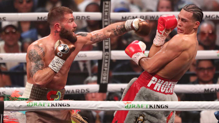 Caleb Plant throws a left hook against David Benavidez Caleb Plant throws a left hook against David Benavidez