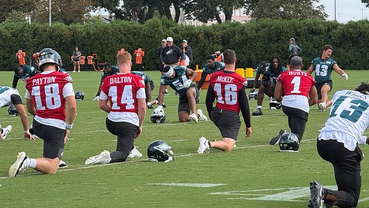 Eagles quarterbacks stretch before practice on Set. 18, 2026. Eagles quarterbacks stretch before practice on Set. 18, 2026.