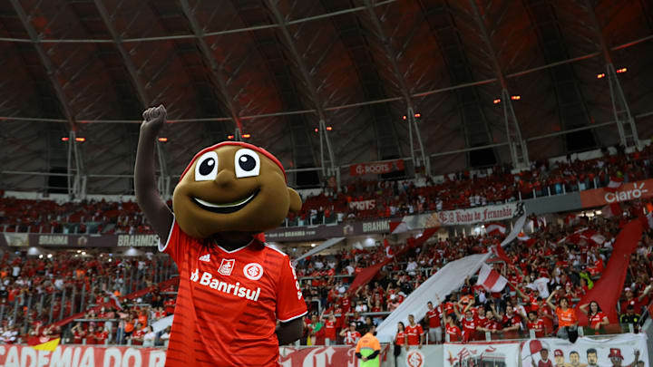 Mascote do Inter faz gesto que simboliza a luta antirracista