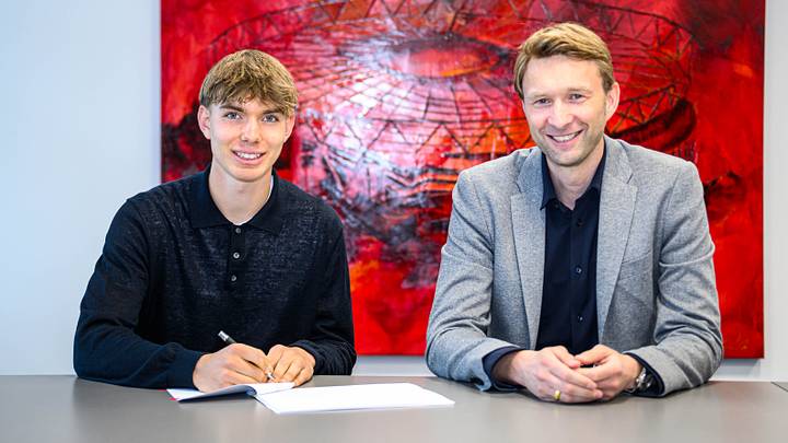 Sichert sich eines der größten deutschen Talente für das Mittelfeld: Kennet Eichhorn und  Leverkusens Sport-Geschäftsführer Simon Rolfes.