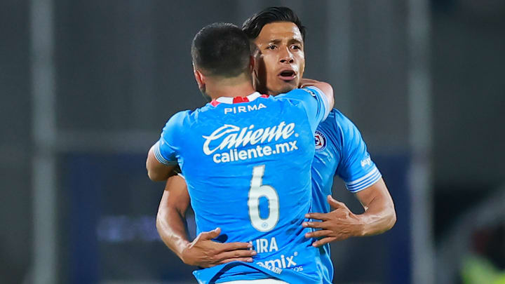 Ángel Sepúlveda y Erik Lira festejan el tanto contra América