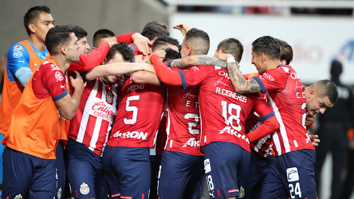 Jugadores de Chivas celebran un gol.