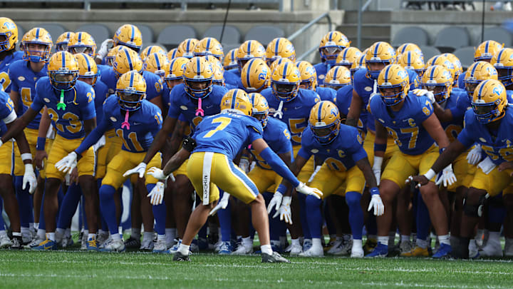 Oct 25, 2025; Pittsburgh, Pennsylvania, USA;  Pittsburgh Panthers defensive back Javon McIntyre (7) hypes up the team before the game against the North Carolina State Wolfpack at Acrisure Stadium. Mandatory Credit: Charles LeClaire-Imagn Images