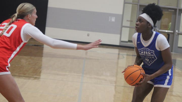 Gaffney forward Shiriah Harris is guarded by Wando's Ava Rush Gaffney forward Shiriah Harris is guarded by Wando's Ava Rush