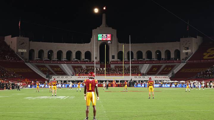 Sep 26, 2026; Los Angeles, California, USA; A full moon is seen in the sky during the second half of a game between the USC Trojans and the Oregon Ducks at United Airlines Field at Los Angeles Memorial Coliseum. Mandatory Credit: Kiyoshi Mio-Imagn Images Sep 26, 2026; Los Angeles, California, USA; A full moon is seen in the sky during the second half of a game between the USC Trojans and the Oregon Ducks at United Airlines Field at Los Angeles Memorial Coliseum. Mandatory Credit: Kiyoshi Mio-Imagn Images