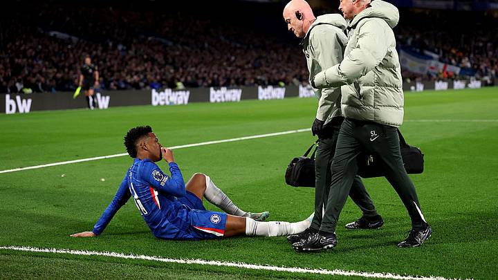Momento de la lesión de Estevao con el Chelsea, el pasado 18 de abril. Momento de la lesión de Estevao con el Chelsea, el pasado 18 de abril.