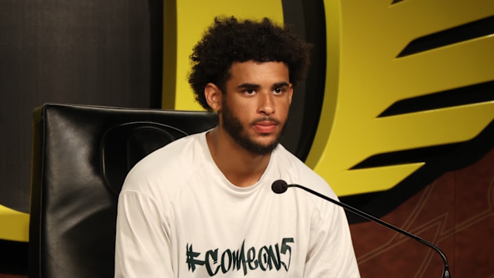 Oregon Ducks Quarterback Dante Moore Evaluates 'Hilarious, Huge' Akili Smith Jr. 