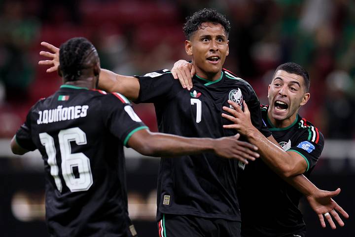 Luis Romo celebrating his goal. ลุยส์ โรโม เฉลิมฉลองหลังยิงประตู