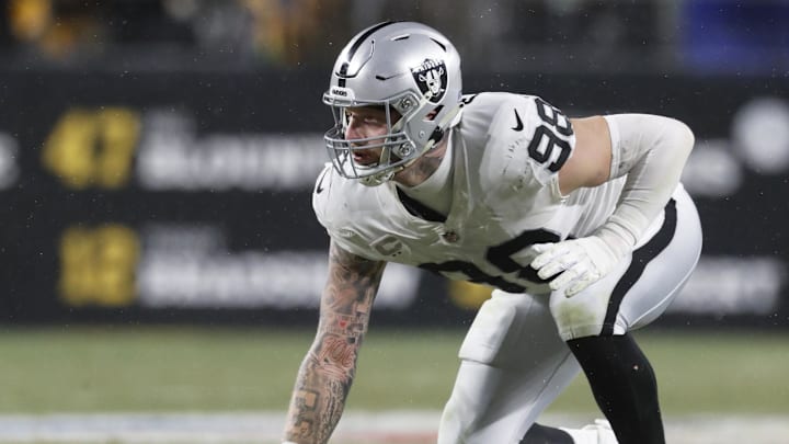 Dec 24, 2022; Pittsburgh, Pennsylvania, USA; Las Vegas Raiders defensive end Maxx Crosby (98) at the line of scrimmage against the Pittsburgh Steelers during the third quarter at Acrisure Stadium. The Steelers won 13-10. Mandatory Credit: Charles LeClaire-Imagn Images Dec 24, 2022; Pittsburgh, Pennsylvania, USA; Las Vegas Raiders defensive end Maxx Crosby (98) at the line of scrimmage against the Pittsburgh Steelers during the third quarter at Acrisure Stadium. The Steelers won 13-10. Mandatory Credit: Charles LeClaire-Imagn Images