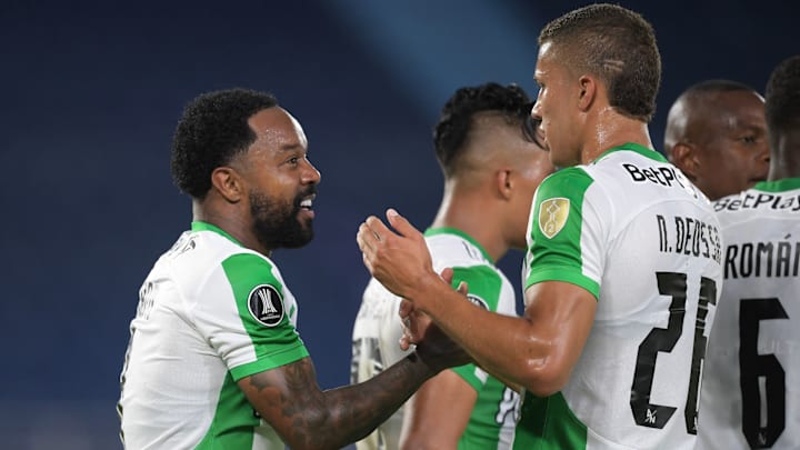 Dorlan Pabón y Nelson Deossa celebran un tanto de Atlético Nacional.