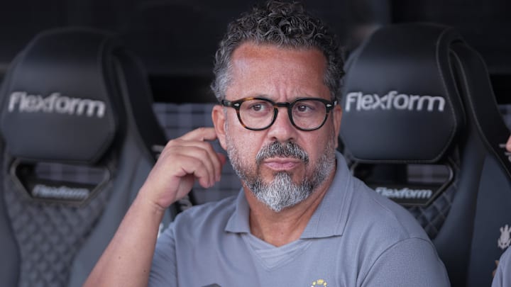 Cléber Xavier trabalha o elenco do Santos para o restante da temporada