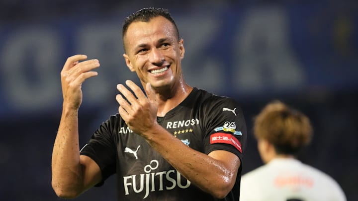 Leandro Damião defende o Kawasaki Frontale