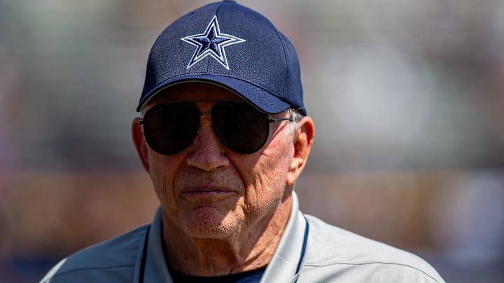 Jul 31, 2023; Oxnard, CA, USA; Dallas Cowboys owner Jerry Jones during training camp at the Marriott Residence Inn-River Ridge playing fields. Mandatory Credit: Jason Parkhurst-Imagn Images