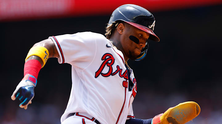 Acuña Jr. tiene 51 bases robadas en la campaña