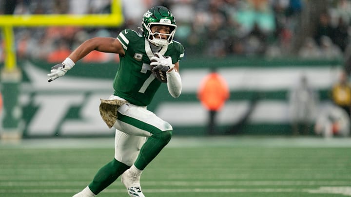 New York Jets quarterback Justin Fields (7) scrambles with the ball during an NFL Week 10 game between the New York Jets and the Cleveland Browns at MetLife Stadium on Sunday, Nov. 9, 2025.