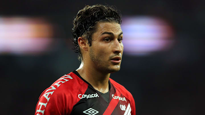 O lateral não joga desde o ano passado