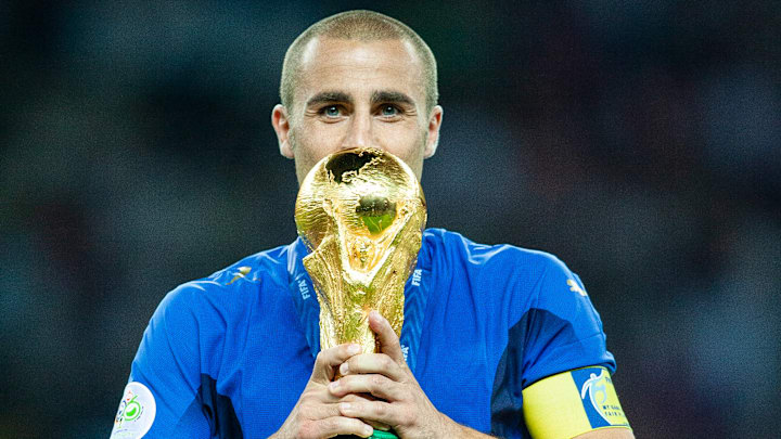 Fabio Cannavaro embrasse le trophée de la Coupe du monde 2006. Fabio Cannavaro embrasse le trophée de la Coupe du monde 2006.