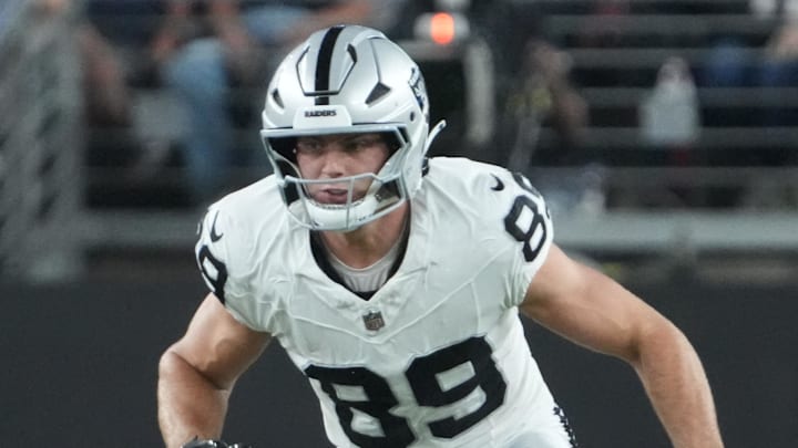 Aug 23, 2025; Glendale, Arizona, USA; Las Vegas Raiders tight end Brock Bowers (89) runs a route against the Arizona Cardinals during the first half at State Farm Stadium. Mandatory Credit: Joe Camporeale-Imagn Images Aug 23, 2025; Glendale, Arizona, USA; Las Vegas Raiders tight end Brock Bowers (89) runs a route against the Arizona Cardinals during the first half at State Farm Stadium. Mandatory Credit: Joe Camporeale-Imagn Images