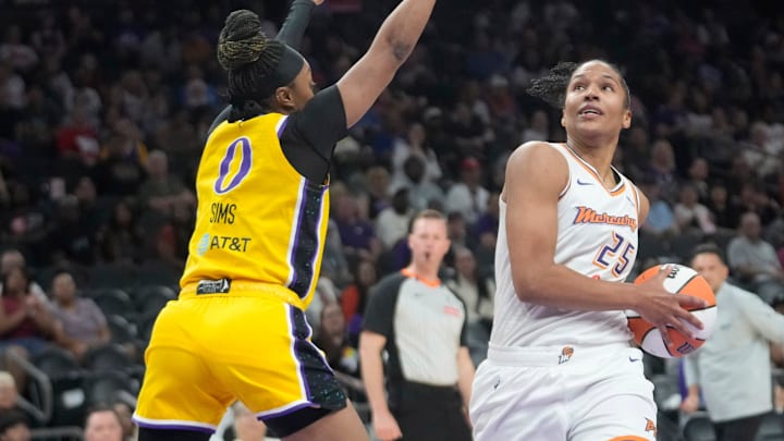 Phoenix Mercury forward Alyssa Thomas (25) drives to the basket against Los Angeles Sparks guard Odyssey Sims (0) during the third quarter at PHX Arena in Phoenix, on May 21, 2025. Phoenix Mercury forward Alyssa Thomas (25) drives to the basket against Los Angeles Sparks guard Odyssey Sims (0) during the third quarter at PHX Arena in Phoenix, on May 21, 2025.