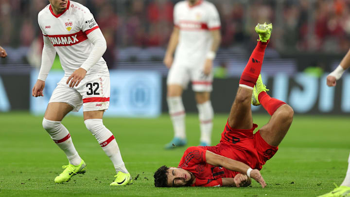 Aleksandar Pavlovic stürzt unglücklich auf die Schulter