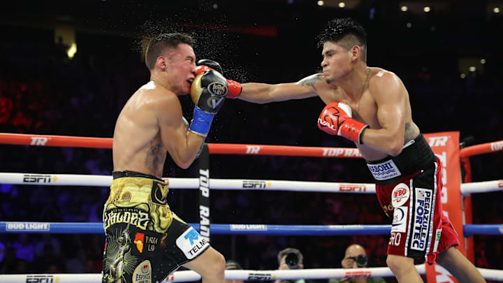 Emanuel Navarrete lands a straight right-hand vs Oscar Valdez.