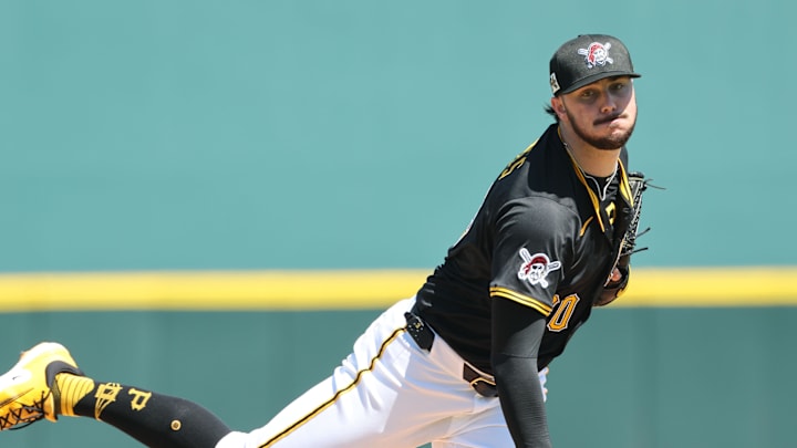 Skenes throws a pitch during a game. 