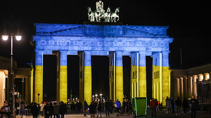 Das Brandenburger Tor in den Farben der Ukraine