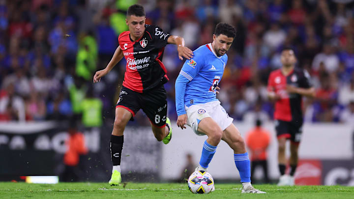 El argentino Mateo García de Atlas y el uruguayo Ignacio Rivero de Cruz Azul durante el Apertura 2024